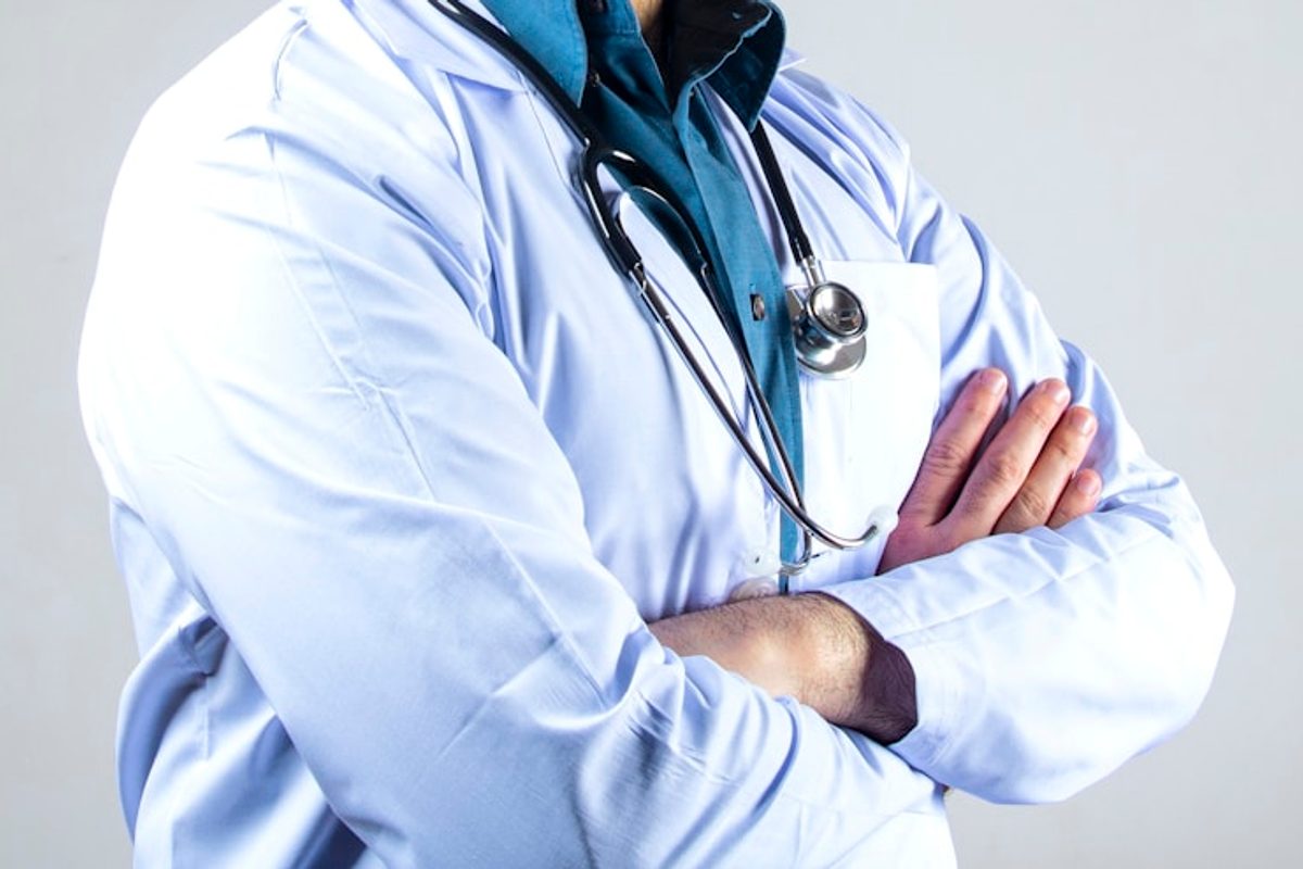 白衣に聴診器を掛け腕を組む講師